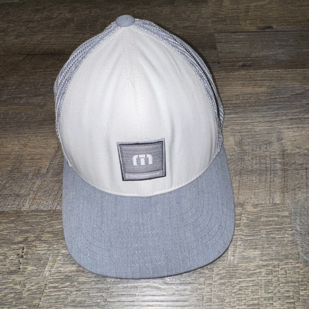 TravisMathew Flexfit Golf Hat S/M White Gray Mesh Trucker Cap Logo Patch Mens